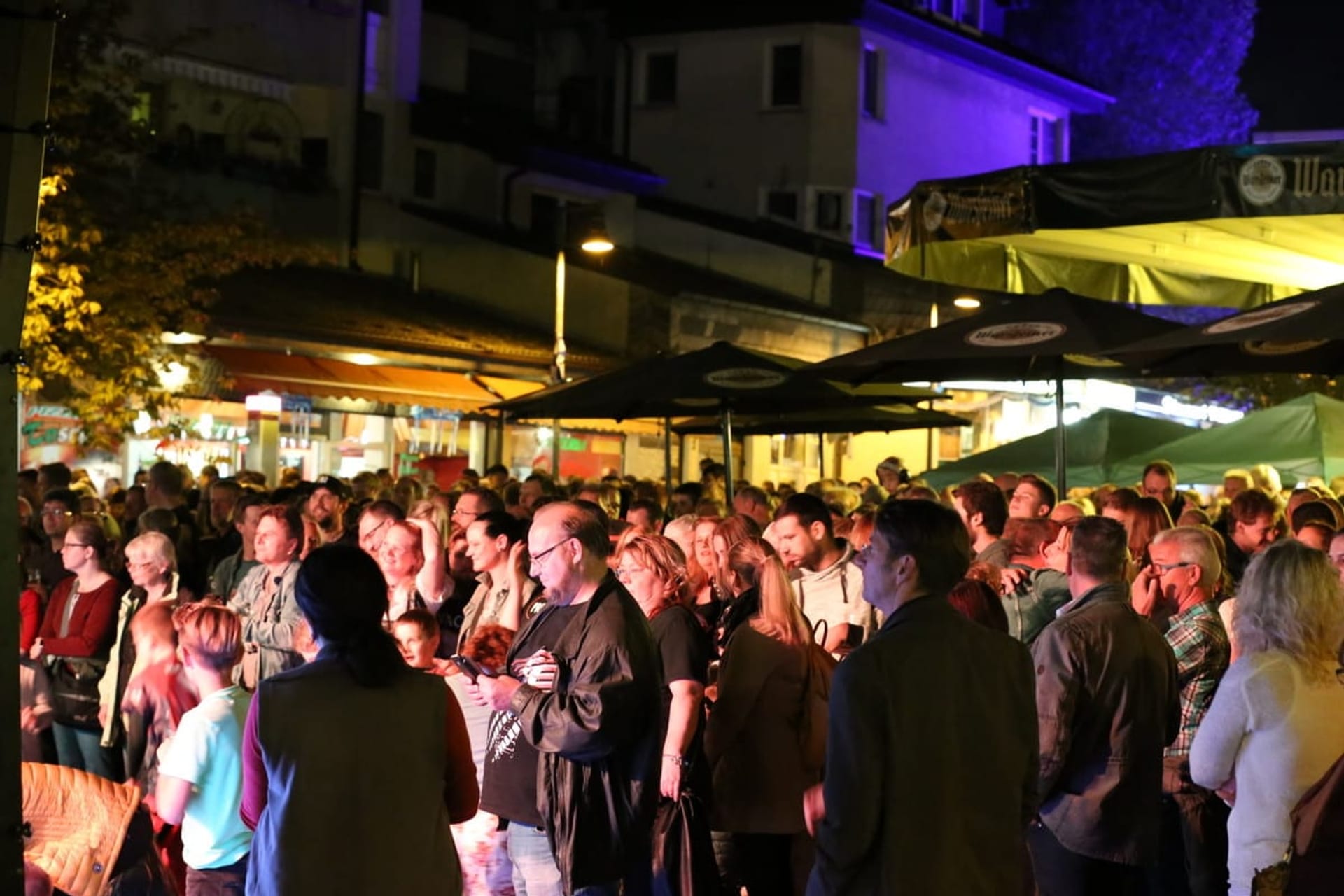 Publikum vorm Schmiedeplatz, Oktoberfest 2018
